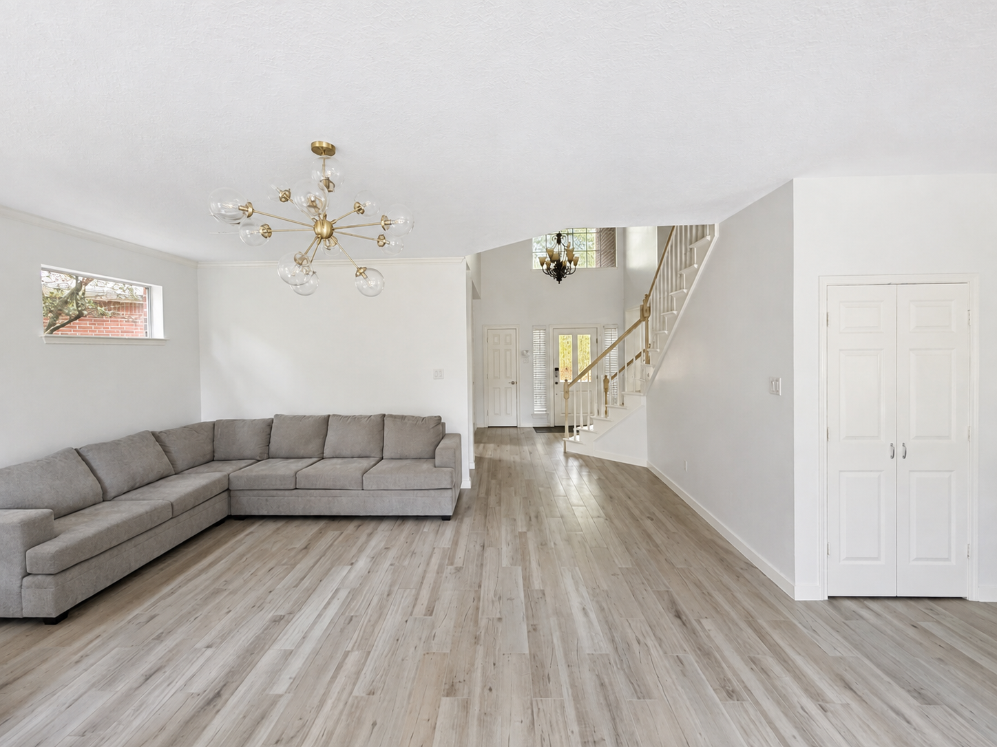 A final living room view shows the bright finishes and natural connection to the surrounding spaces. A final living room view shows the bright finishes and natural connection to the surrounding spaces.